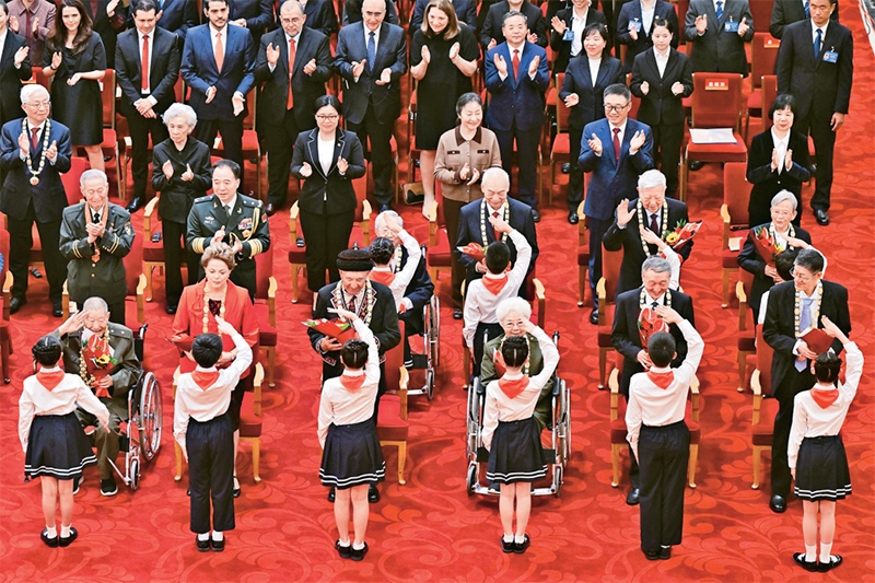 2024年9月29日，中華人民共和國(guó)國(guó)家勛章和國(guó)家榮譽(yù)稱號(hào)頒授儀式在北京人民大會(huì)堂隆重舉行。圖為少先隊(duì)員向國(guó)家勛章和國(guó)家榮譽(yù)稱號(hào)獲得者敬禮致意。 新華社記者 岳月偉/攝