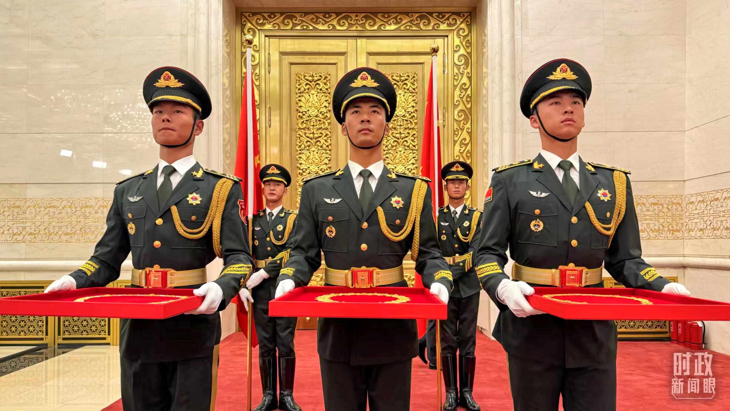 禮兵手捧共和國勛章、友誼勛章和國家榮譽(yù)稱號獎(jiǎng)?wù)隆＃偱_(tái)央視記者李增仁拍攝）
