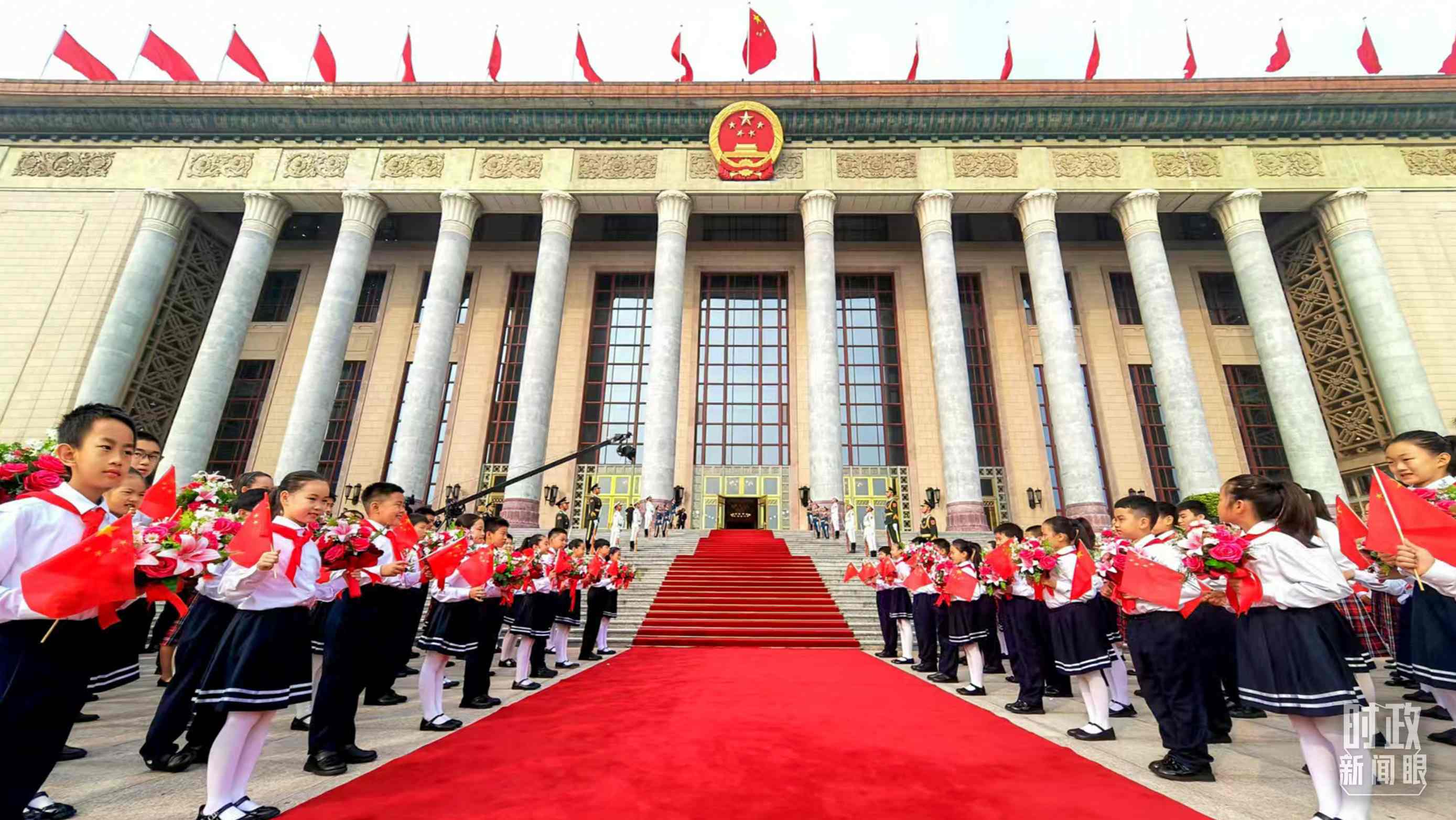 9月29日，人民大會(huì)堂外紅毯鋪就，迎接英雄模范。（總臺(tái)央視記者劉琦拍攝）