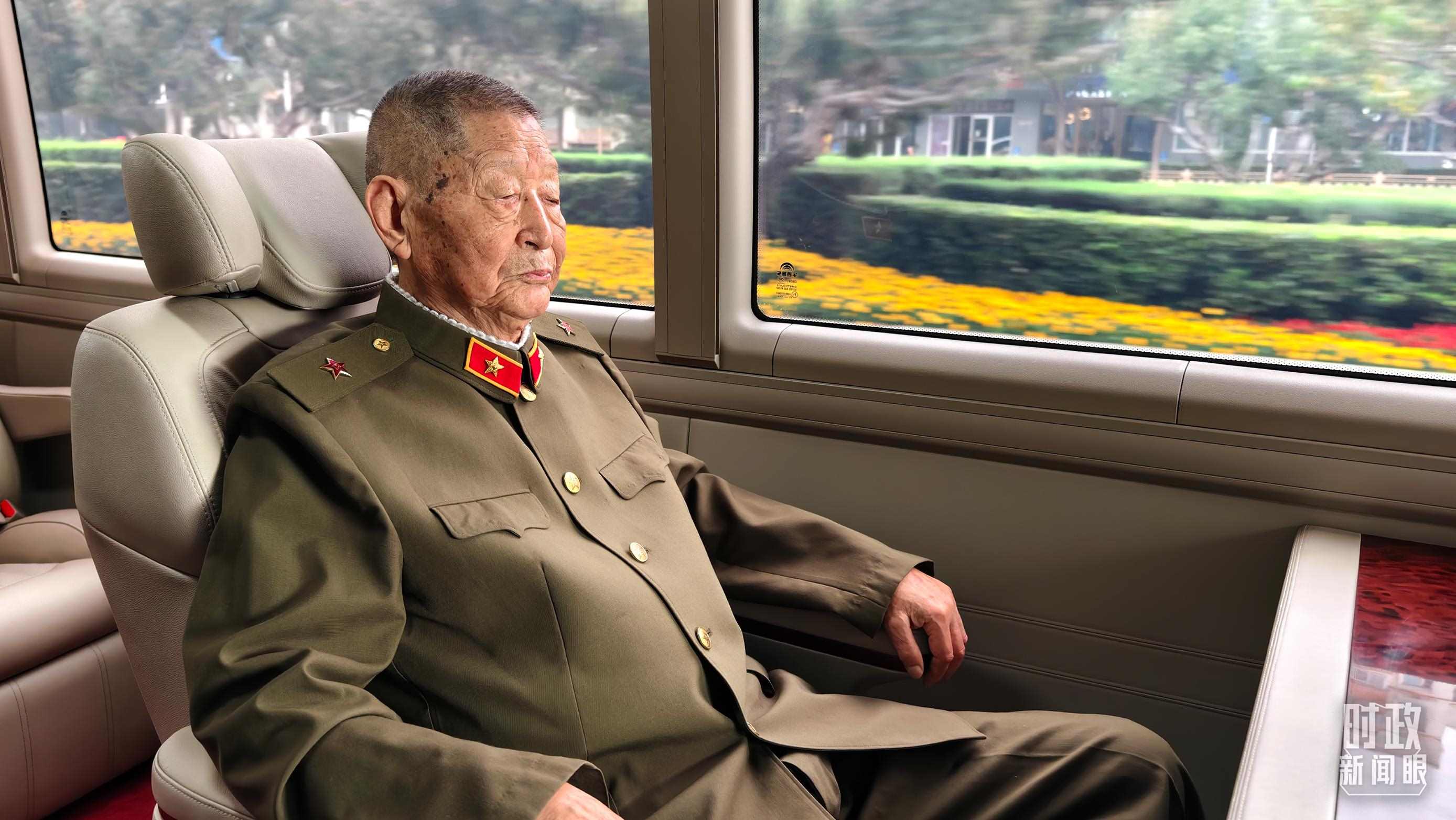 “共和國勛章”獲得者黃宗德乘坐禮賓車前往人民大會(huì)堂。（總臺(tái)央視記者胡瑋拍攝）