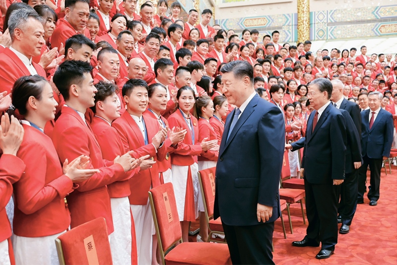 2024年8月20日，黨和國(guó)家領(lǐng)導(dǎo)人習(xí)近平、趙樂(lè)際、王滬寧、蔡奇、李希、韓正等在人民大會(huì)堂接見(jiàn)第33屆夏季奧林匹克運(yùn)動(dòng)會(huì)中國(guó)體育代表團(tuán)全體成員。 新華社記者 鞠鵬/攝