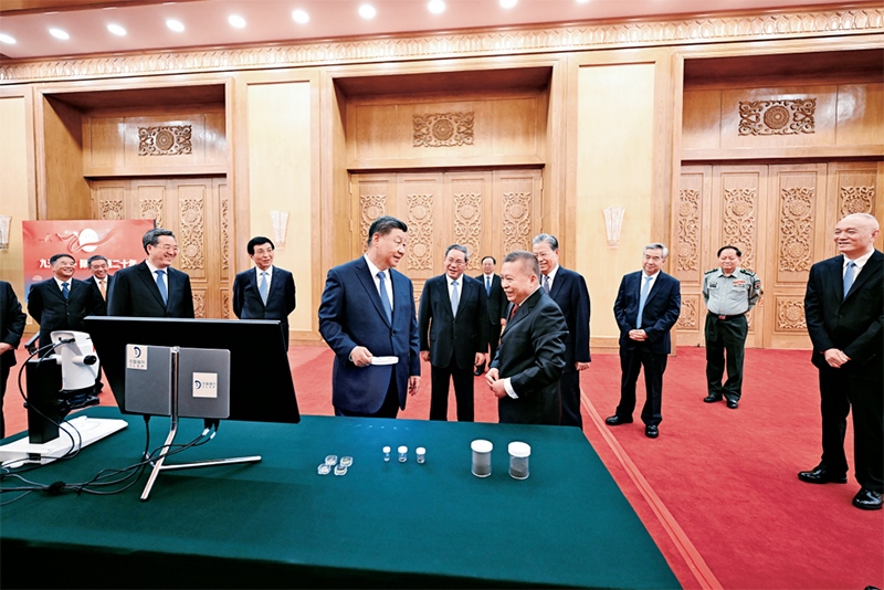 2024年9月23日，黨和國(guó)家領(lǐng)導(dǎo)人習(xí)近平、李強(qiáng)、趙樂(lè)際、王滬寧、蔡奇、丁薛祥、李希等在人民大會(huì)堂接見(jiàn)探月工程嫦娥六號(hào)任務(wù)參研參試人員代表并參觀月球樣品和探月工程成果展覽。這是習(xí)近平等參觀月球樣品和探月工程成果展覽。 新華社記者 謝環(huán)馳/攝
