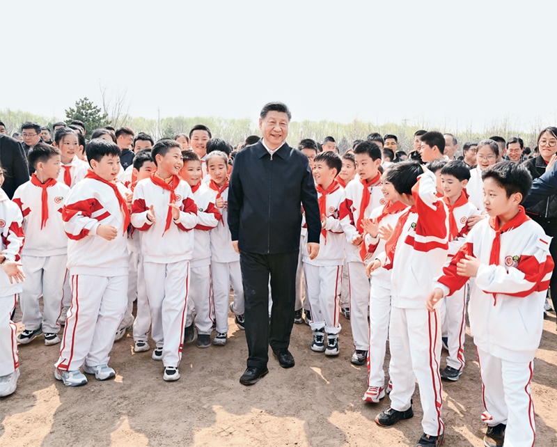 2024年4月3日，黨和國(guó)家領(lǐng)導(dǎo)人習(xí)近平、李強(qiáng)、趙樂(lè)際、王滬寧、蔡奇、丁薛祥、李希、韓正等來(lái)到北京市通州區(qū)潞城鎮(zhèn)參加首都義務(wù)植樹(shù)活動(dòng)。這是習(xí)近平同少先隊(duì)員在一起。 新華社記者 李學(xué)仁/攝