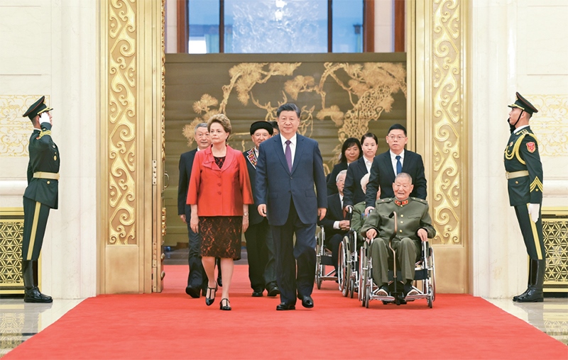 2024年9月29日，中華人民共和國(guó)國(guó)家勛章和國(guó)家榮譽(yù)稱號(hào)頒授儀式在北京人民大會(huì)堂金色大廳隆重舉行。中共中央總書(shū)記、國(guó)家主席、中央軍委主席習(xí)近平同國(guó)家勛章和國(guó)家榮譽(yù)稱號(hào)獲得者一同步入會(huì)場(chǎng)。 新華社記者 王曄/攝