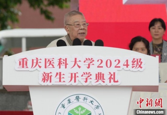 圖為陳宏礎教授為新生帶來“開學第一課”。中新網(wǎng)記者 周毅 攝