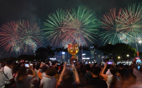 10月1日晚，香港國(guó)慶煙花匯演在維多利亞港舉行，慶祝中華人民共和國(guó)成立75周年。新華社記者 陳鐸 攝