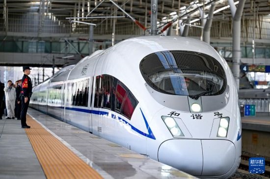 10月1日，由銀川開往惠農(nóng)的C8218次列車從銀川站駛出。