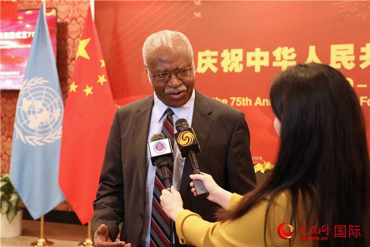 聯(lián)大主席菲勒蒙在招待會(huì)現(xiàn)場(chǎng)接受媒體采訪，他向中國(guó)政府和人民致以節(jié)日祝賀，表示中國(guó)的發(fā)展成就令人驚嘆。人民網(wǎng)記者 李志偉攝