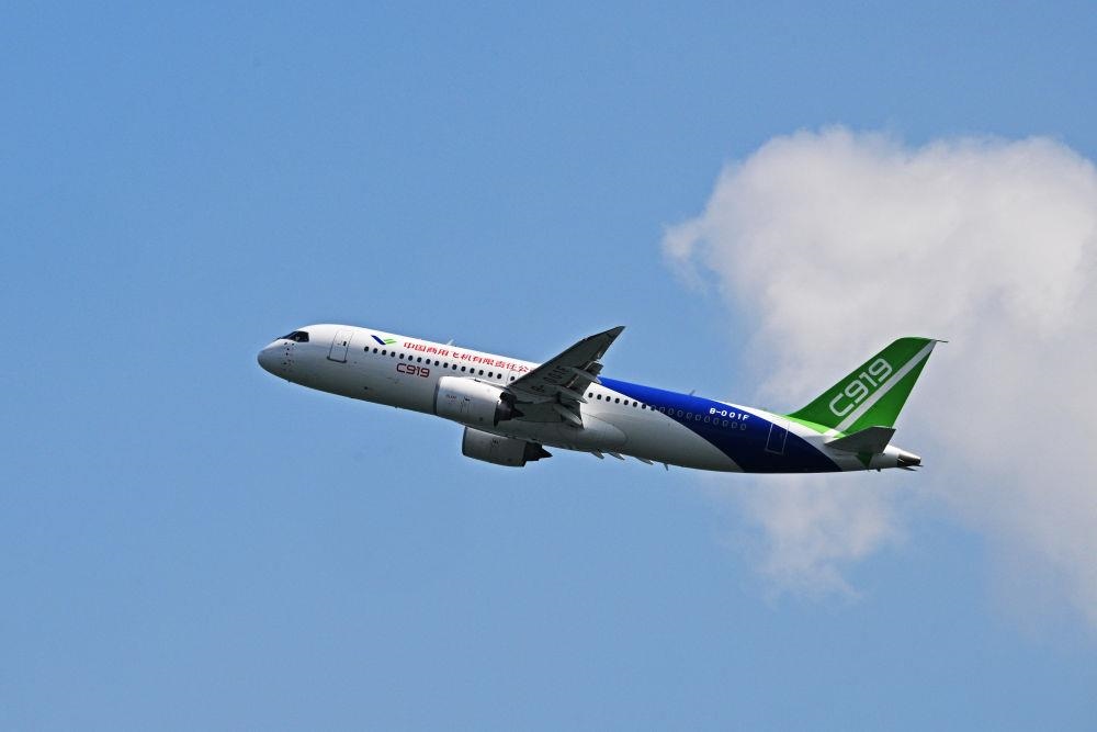 2024年2月18日，中國國產(chǎn)大型客機C919在新加坡航展開幕前進行預(yù)演飛行。