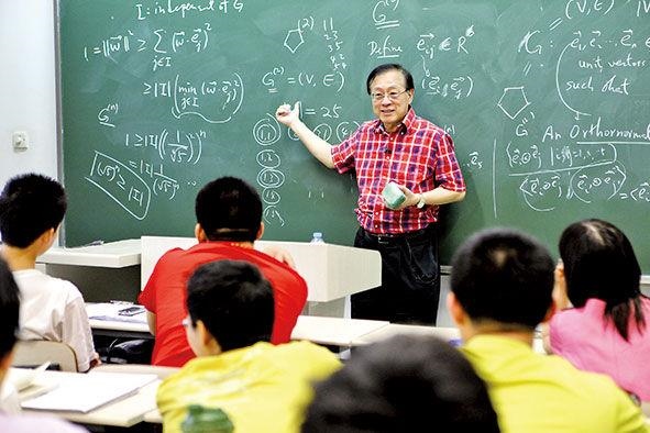 姚期智為清華大學(xué)學(xué)生授課。
