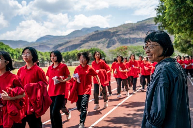 2024年6月7日，高考第一天，云南麗江華坪女高校長張桂梅組織走出考場的學(xué)生準備返回學(xué)校。