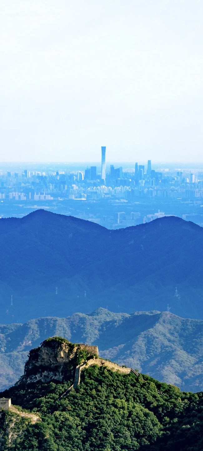 從長城上遠(yuǎn)眺，北京中央商務(wù)區(qū)清晰可見。（攝影：魯夢晗 王佰龍）