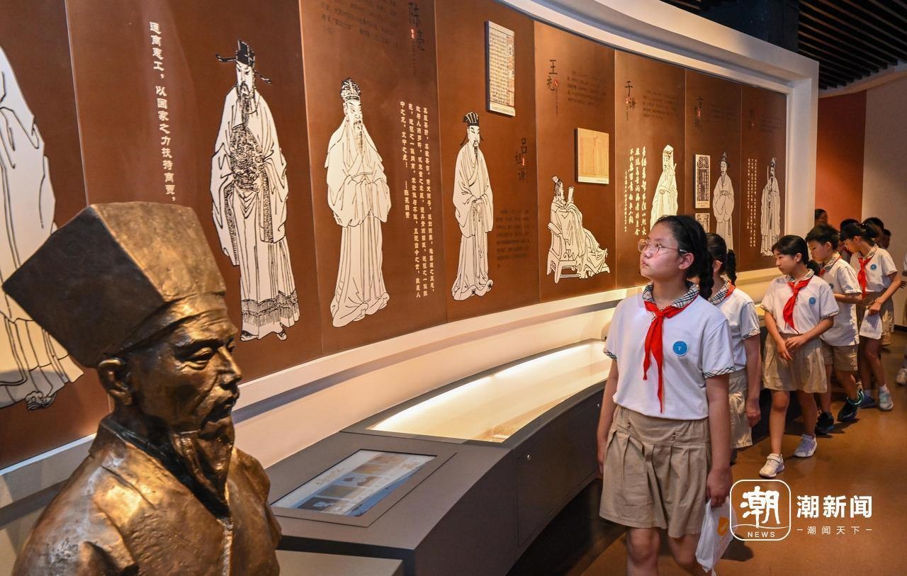 來自杭州市政苑小學的學生走進浙江省檔案館“大寫浙江人”展廳，近距離“觸摸”歷史、走進榜樣、聆聽故事，激發(fā)愛黨愛國愛家熱情。記者 董旭明 攝