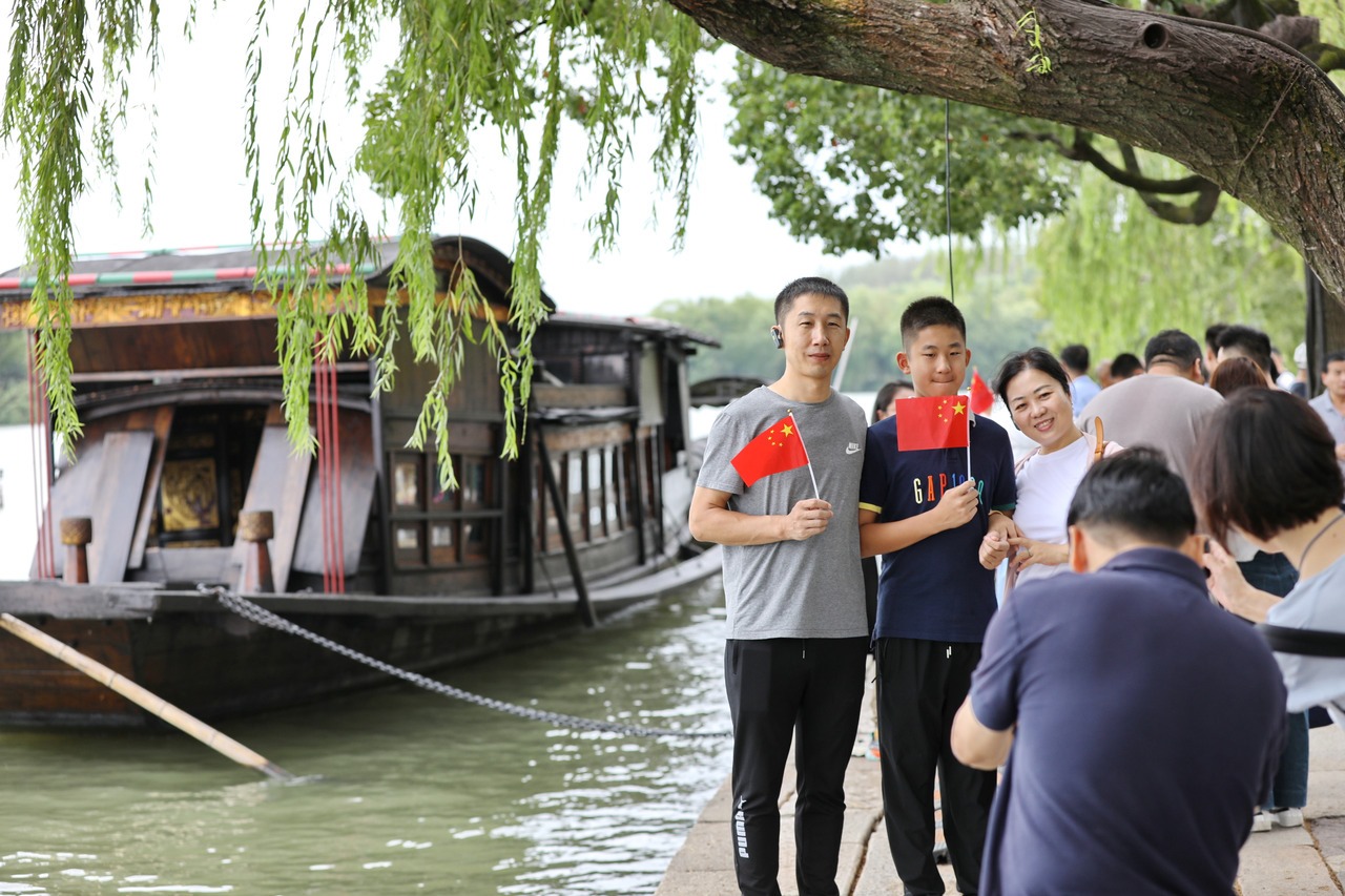 10月1日，市民在浙江省嘉興市南湖景區(qū)參加游園活動。新華社發(fā) 金鵬 攝