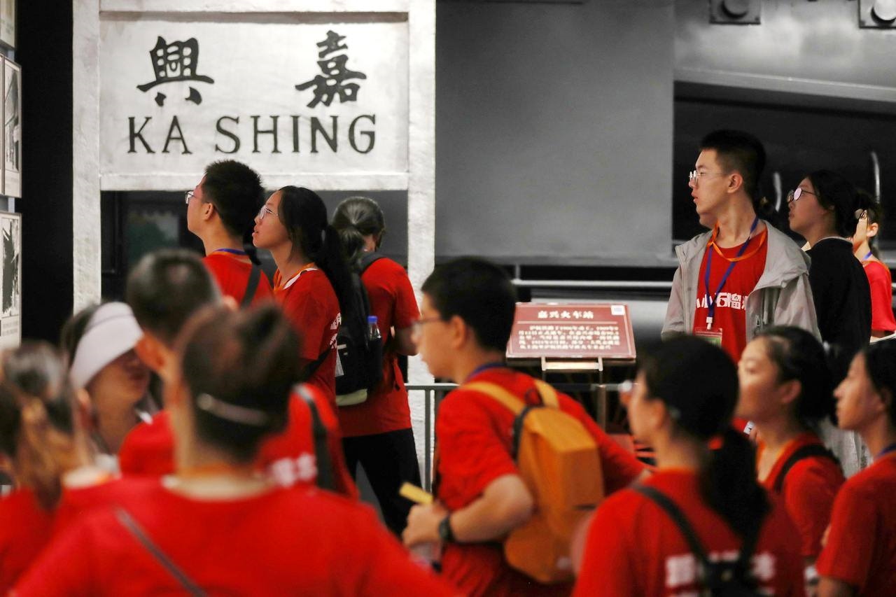 青少年參觀嘉興市南湖革命紀念館。拍友 金鵬 攝