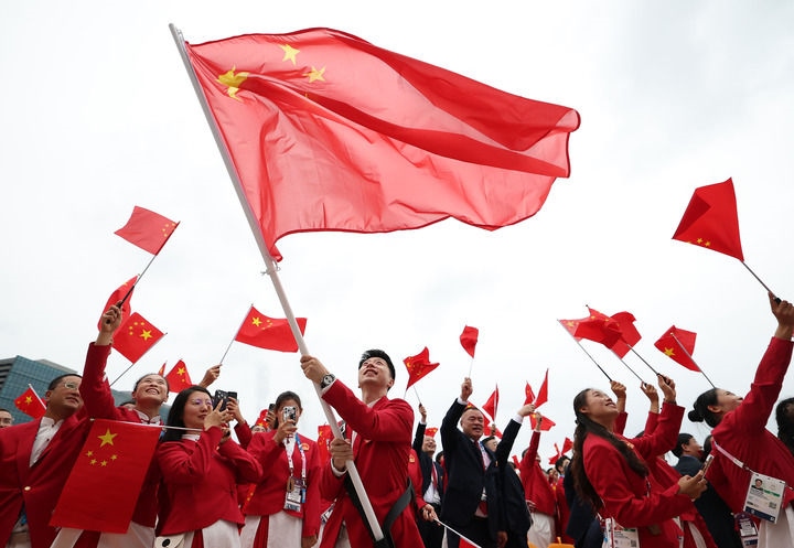 2024年7月26日，在法國(guó)巴黎舉行的第33屆夏季奧林匹克運(yùn)動(dòng)會(huì)開幕式正式開始前，中國(guó)體育代表團(tuán)旗手揮舞國(guó)旗。新華社記者 曹燦 攝