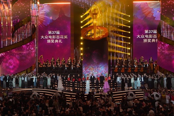 2024年8月4日，在四川成都，第37屆大眾電影百花獎(jiǎng)獲獎(jiǎng)?wù)吆痛蟊娫u(píng)審在舞臺(tái)上合影。新華社記者 唐文豪 攝