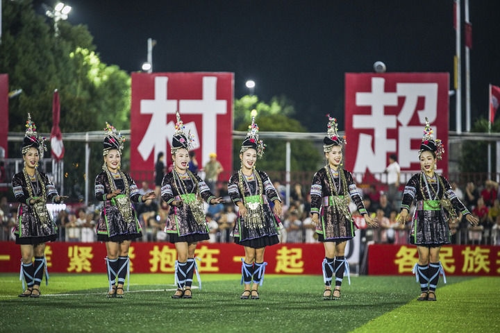 2024年9月28日，榕江縣侗族大歌隊(duì)的演員們?cè)凇按宄弊闱驁?chǎng)上表演。當(dāng)日，“發(fā)現(xiàn)中國(guó)之美·相約貴州村超”國(guó)際友誼賽在貴州省黔東南苗族侗族自治州榕江縣的“村超”足球場(chǎng)舉行。新華社記者 陶亮 攝