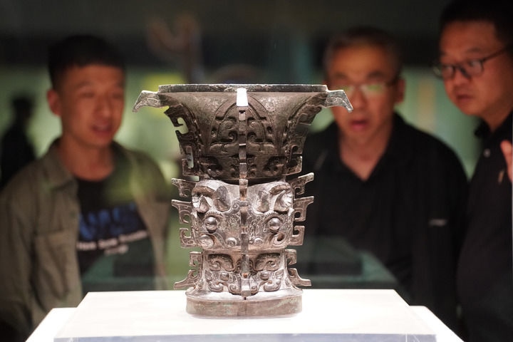 2024年5月9日，游客在陜西寶雞青銅器博物院內(nèi)參觀西周文物何尊。新華社記者 邵瑞 攝