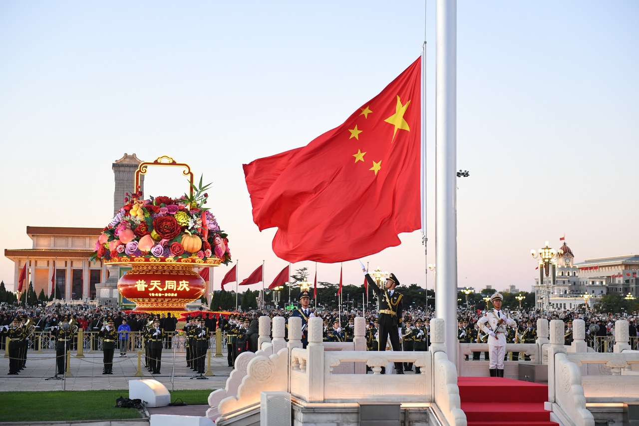 10月1日清晨，隆重的升國旗儀式在北京天安門廣場舉行，慶祝中華人民共和國成立75周年。新華社記者 陳鐘昊 攝
