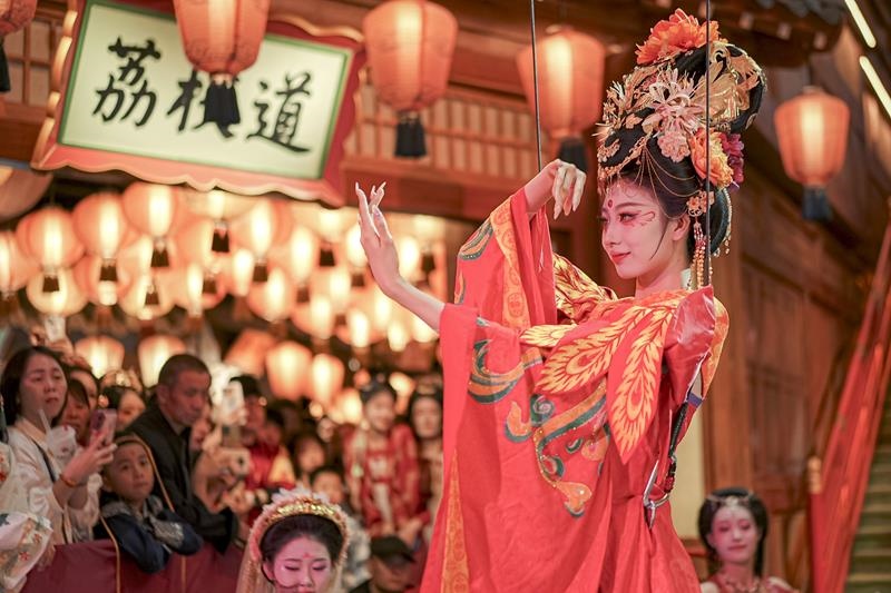△2024年10月2日，陜西省西安市長(zhǎng)安十二時(shí)辰主題街區(qū)的“唐潮”系列沉浸式表演。
