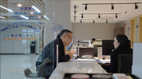 浙江省臺(tái)州市辦事群眾在政務(wù)服務(wù)中心咨詢業(yè)務(wù)辦理相關(guān)問題。圖片來源：人民網(wǎng)浙江頻道