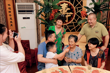 2019年9月13日，浙江南潯久安老年城餐廳， 84歲的沈?qū)W安老人（前右二）和前來看望她的親人歡聚
