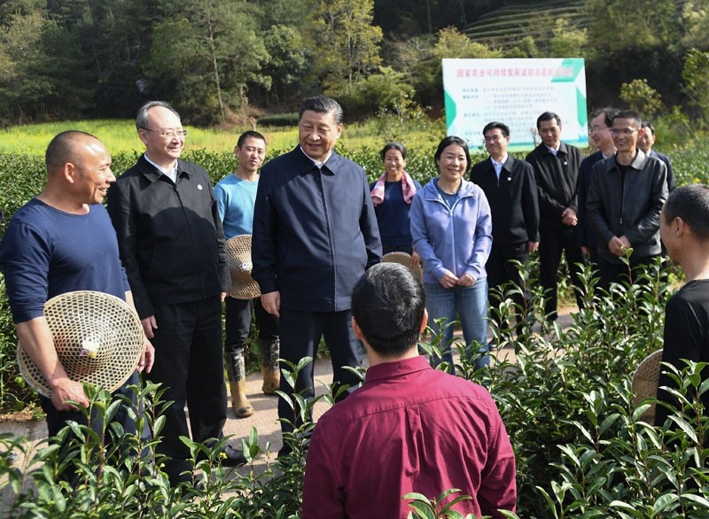 2021年3月22日，習(xí)近平總書記在福建南平武夷山市星村鎮(zhèn)燕子窠生態(tài)茶園，同科技特派員、茶農(nóng)親切交流，了解當(dāng)?shù)夭璁a(chǎn)業(yè)發(fā)展情況。
