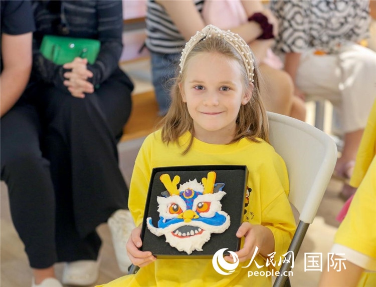 一名中文愛好者手捧生肖畫。人民網(wǎng)中東中心分社塔里克·易卜拉欣攝