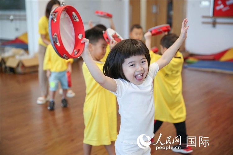 一名華裔兒童在參加音樂課程。人民網(wǎng)中東中心分社塔里克·易卜拉欣攝