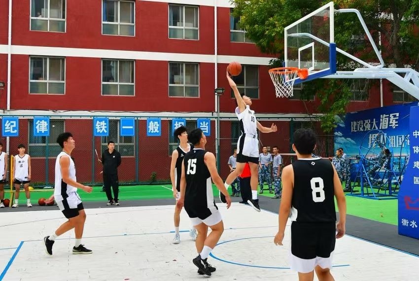 全天候室外運動木地板籃球場上精彩激烈的籃球賽。 主辦方供圖