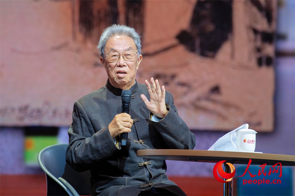 王蒙以《與時(shí)代同行 與人民同心》為題演講。人民網(wǎng)記者 翁奇羽攝