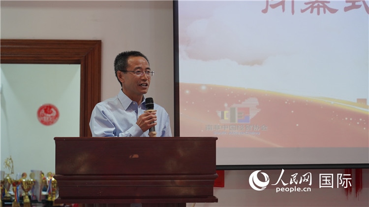 中國(guó)駐約翰內(nèi)斯堡代總領(lǐng)事周育江在閉幕式上致辭。 人民網(wǎng) 張茜攝