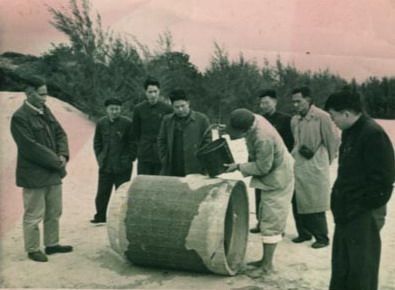 谷文昌（左一）與工程技術(shù)人員解決地下水供給（資料照片）。谷文昌帶領(lǐng)群眾修建了22座水庫(kù)和705處永久性水利工程，緩解了東山縣水資源極度缺乏的難題。