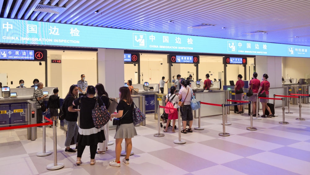 2023年7月26日，旅客在三亞鳳凰國際機場國際航站樓有序通關。三亞鳳凰國際機場國際航站樓改擴建項目主體工程已于2023年7月1日完工并投入使用，該項目是海南自貿港首個主體工程完工并投入使用的封關運作項目?！逗Ｄ献杂少Q易港建設總體方案》明確，海南將在2025年前適時啟動全島封關運作。