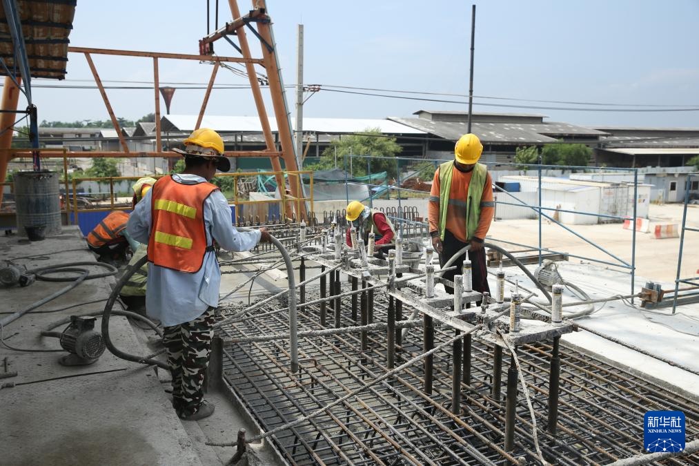 10月11日，工人在位于泰國大城府的中泰高鐵項(xiàng)目4-3標(biāo)段施工現(xiàn)場作業(yè)。新華社記者 孫瑋彤 攝