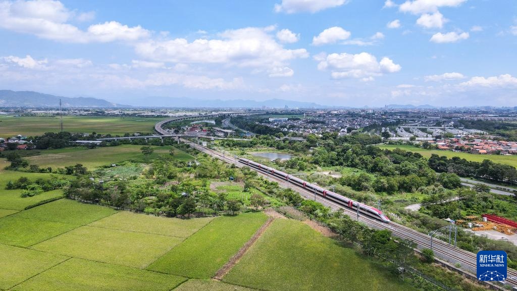 4月17日，在印度尼西亞萬隆，雅萬高鐵高速動(dòng)車組列車行駛在雅萬高鐵沿線（無人機(jī)照片）。新華社記者 徐欽 攝