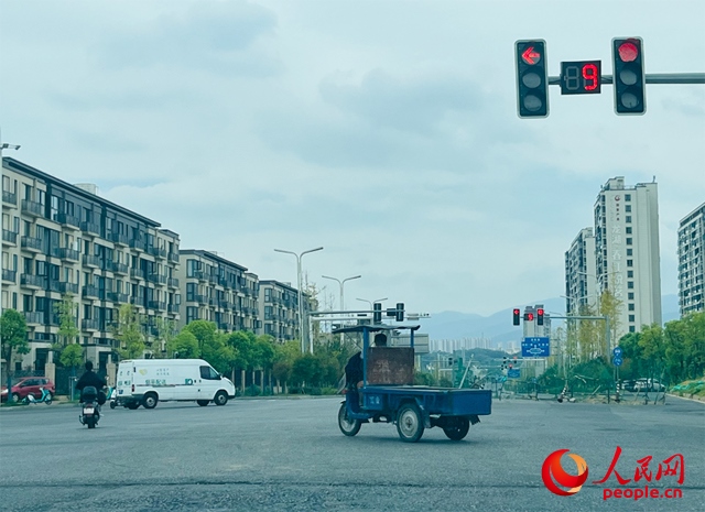 長(zhǎng)富大道與文化中心東路三岔路口車(chē)輛混行（9月19日拍攝）。人民網(wǎng)記者 帥筠攝