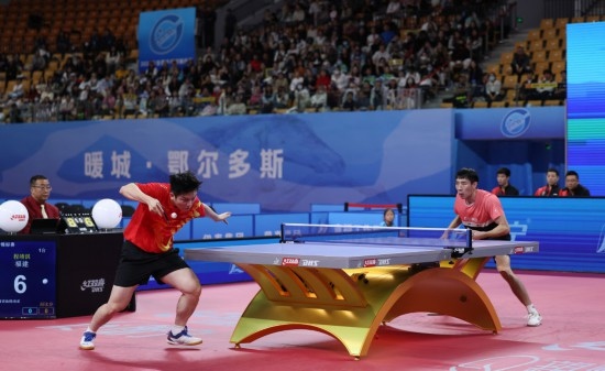 10月18日，上海隊(duì)選手樊振東（左）在單打比賽中發(fā)球。他3:2戰(zhàn)勝福建隊(duì)選手程靖淇。新華社記者 王楷焱 攝