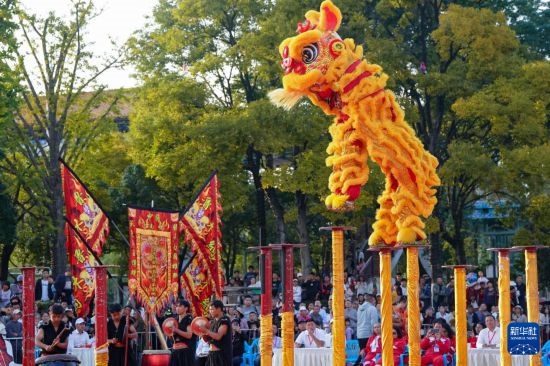 10月19日，云南魯木納龍獅藝術(shù)團(tuán)隊(duì)員在南獅高樁自選套路項(xiàng)目中比賽，最終他們獲得該項(xiàng)目銅獎(jiǎng)。