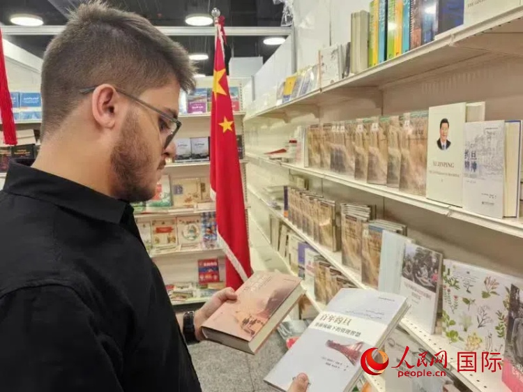 第二十三屆約旦安曼國際書展于10月10日至19日在約旦展覽中心舉行，約旦政府和民間各界人士在中國展臺翻閱圖書，熱烈交流互動，感受中華文化之美。人民網(wǎng)記者 李瀟攝