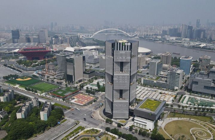 位于上海浦東新區(qū)世博園區(qū)的金磚國(guó)家新開發(fā)銀行總部大樓（2022年6月17日攝，無人機(jī)照片）。新華社記者 方喆 攝