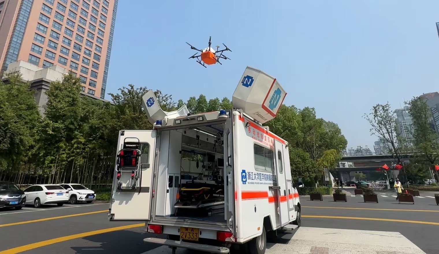 浙江大學(xué)醫(yī)學(xué)院附屬第二醫(yī)院5G急救車搭載的無人機(jī)正在起飛。人民網(wǎng)記者 申佳平攝