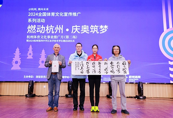 王麗萍與藝術家們共同創(chuàng)作主題作品。主辦方供圖
