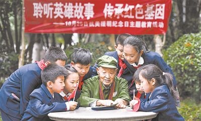 圖為89歲的抗美援朝老兵楊克美在向孩子們講述英雄故事。徐偉攝