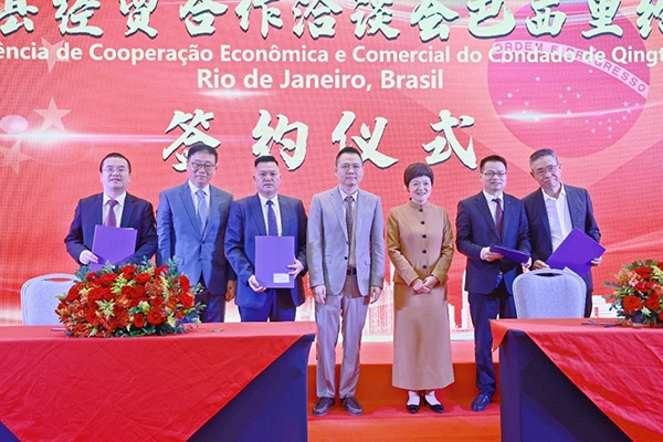 企業(yè)家在活動現(xiàn)場參與項目簽約儀式。人民網記者 陳海琪攝