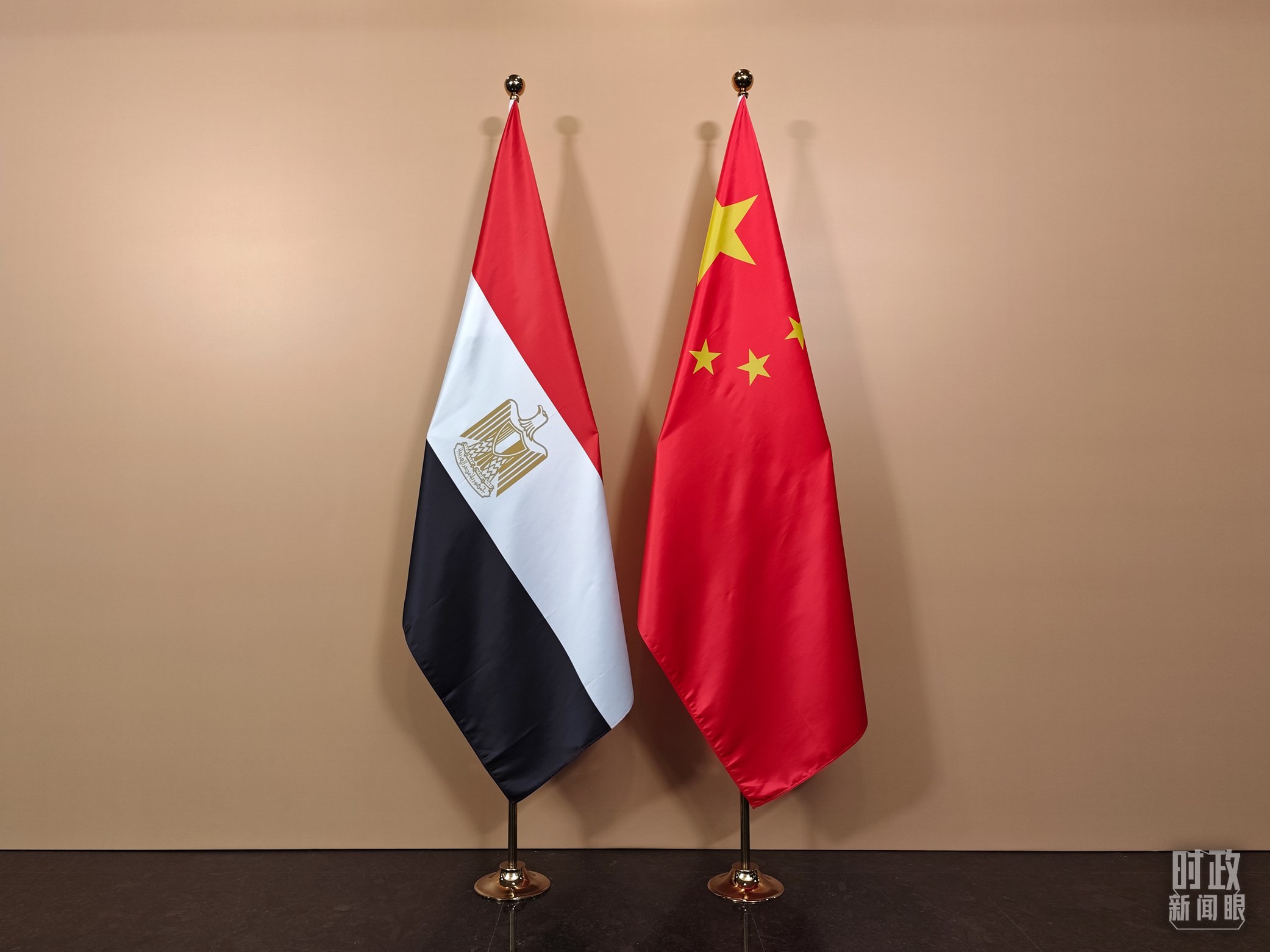 △ 會見廳外的中國埃及兩國國旗。（總臺央視記者彭漢明拍攝）
