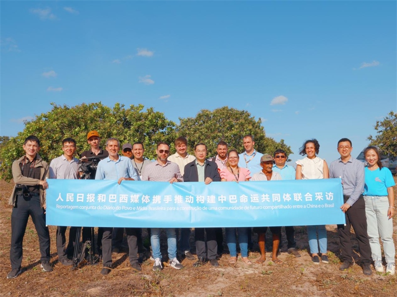 當(dāng)?shù)貢r間10月24日至25日，人民日報社攜手巴西主流媒體在巴西東北部北里奧格蘭德州開展聯(lián)合采訪，拉開了以“攜手推動構(gòu)建中巴命運共同體”為主題的人民日報和巴西媒體聯(lián)合采訪序幕。圖為參加聯(lián)合采訪的中巴兩國記者與受益于中國企業(yè)扶貧項目的若昂卡馬拉市民眾合影。 人民日報和巴西媒體聯(lián)合采訪團供圖