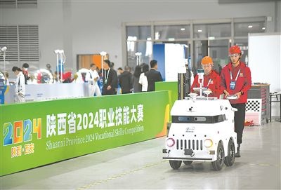 參賽選手在陜西省2024職業(yè)技能大賽新能源汽車智能化技術(shù)賽項比賽中。新華社記者 張博文攝