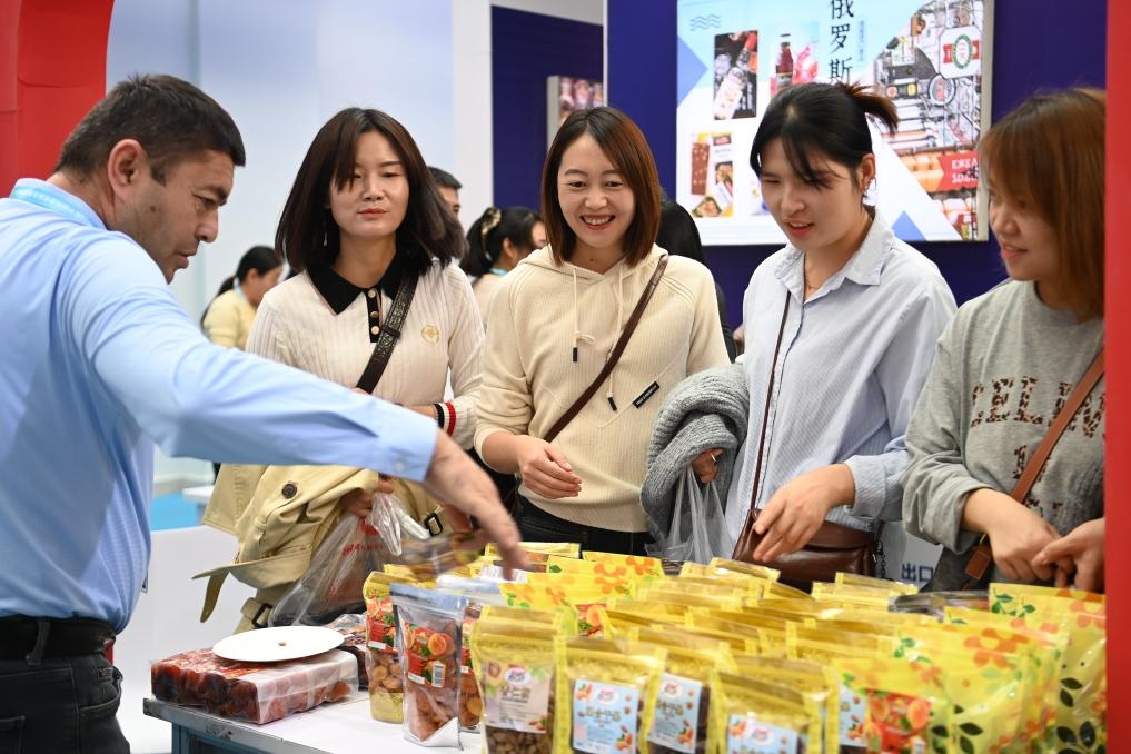 10月25日，觀眾在楊凌農(nóng)高會上合組織國家農(nóng)業(yè)展區(qū)了解農(nóng)產(chǎn)品。新華社記者 鄒競一 攝